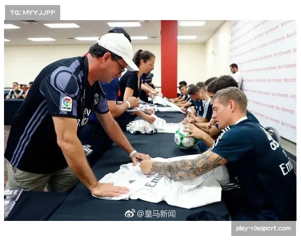 阿隆索在迈阿密赛后与年轻车迷逐一签名合影，耗时近一小时